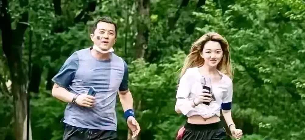 哪怕全世界都抛弃李亚鹏他的女儿李嫣都不会​李嫣说，妈妈过得很洒脱，爸爸过