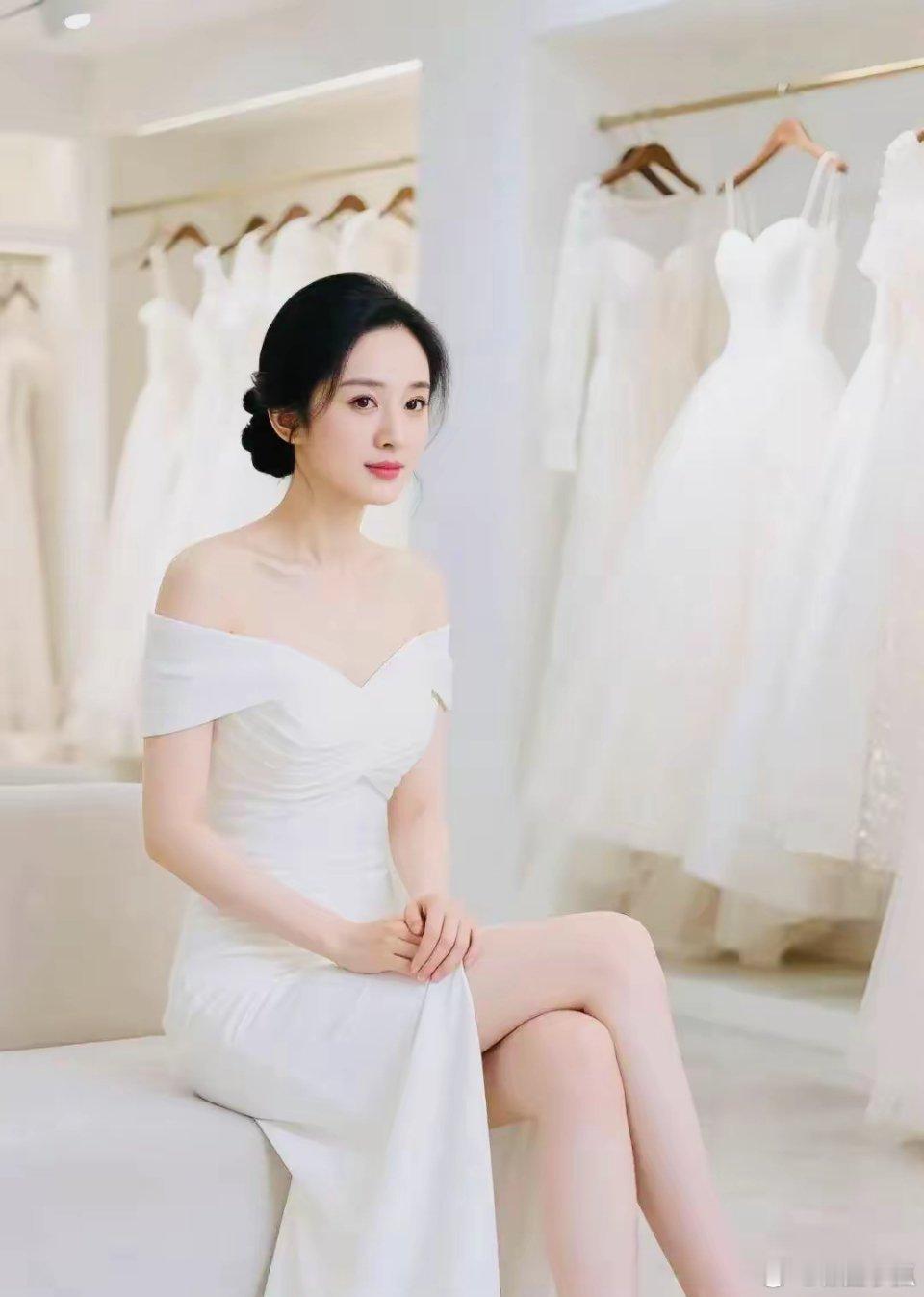 杨幂穿纯白礼服裙封神，这颜值和气质，谁能扛得住​​​