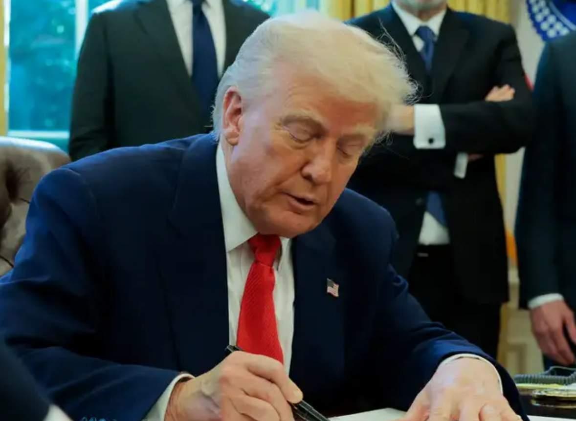 美国点头卖芯片，中国这次却不接了？一场“抽成”生意背后的硬气转身！芯片战场传