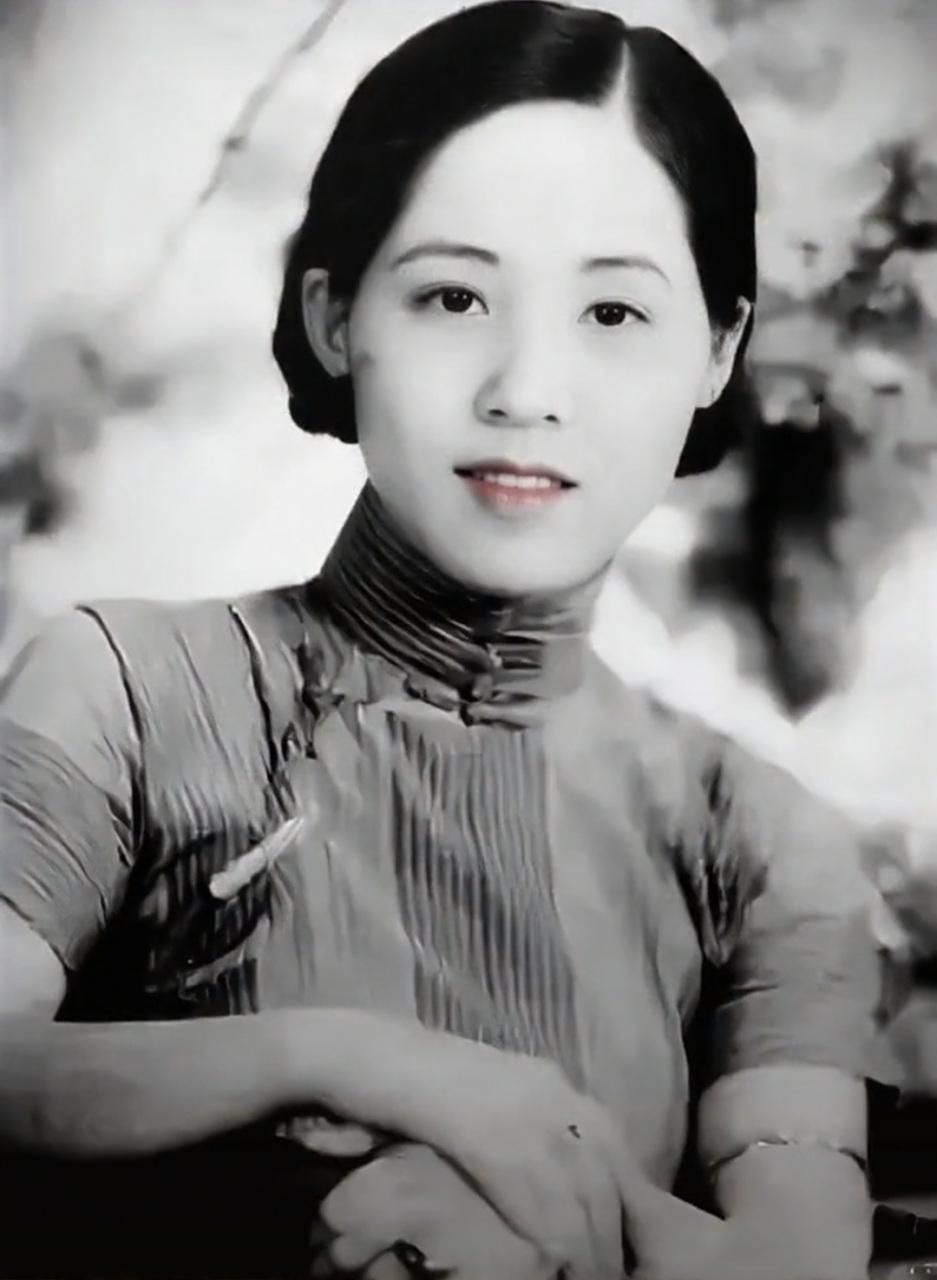 一天早晨，民国女子董竹君忽感下身不适，发现床上竟有一摊血污，吓得花容失色。伺候她