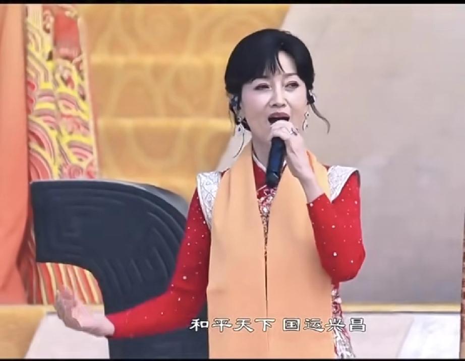 4月19日，农历三月初三，赵雅芝远赴河南郑州新郑参加祭祖大典，她的状态是前所未有