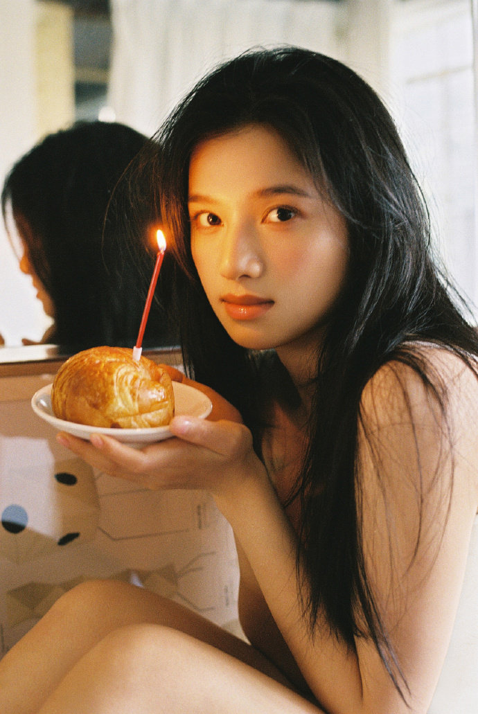 张婧仪纯白居家纯欲美图趴着那两张[爱心]​