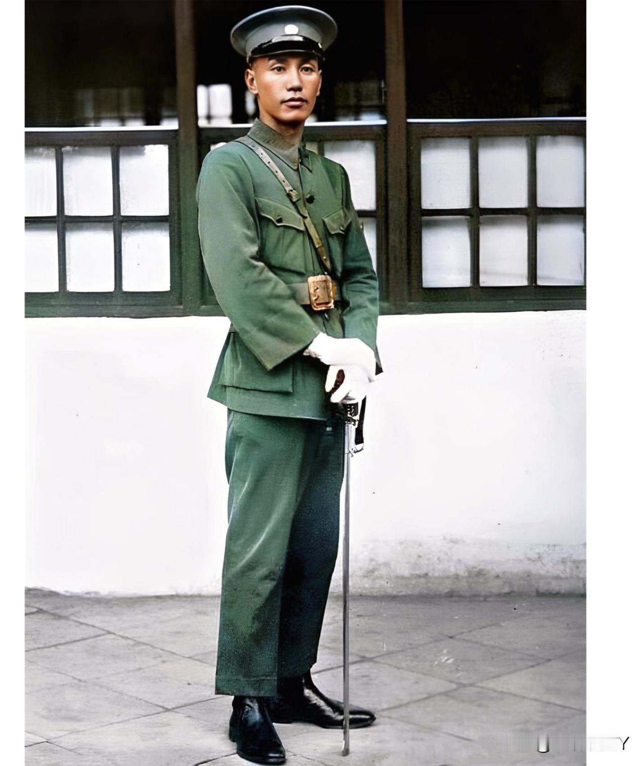 1926年，广州，蒋介石的戎装老照片。这可不是演戏，也绝非影视剧里的演员，而是他
