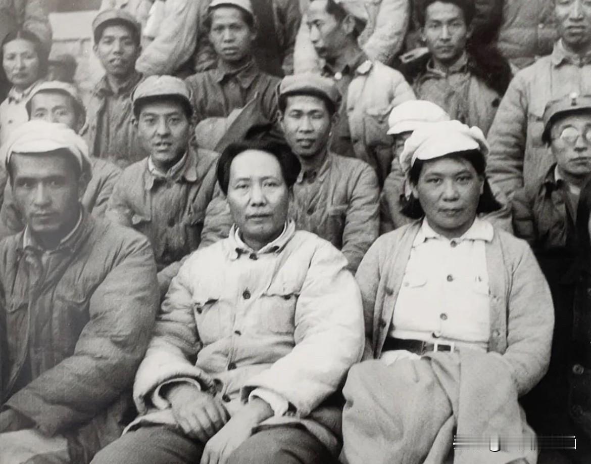 一张黑白合影，读懂延安岁月里的初心温度照片里没有华服盛装，没有刻意摆拍。伟人