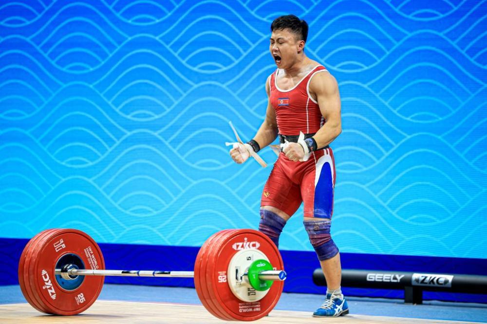 举重世锦赛: 朝鲜选手朴明近破男子65公斤级世界纪录