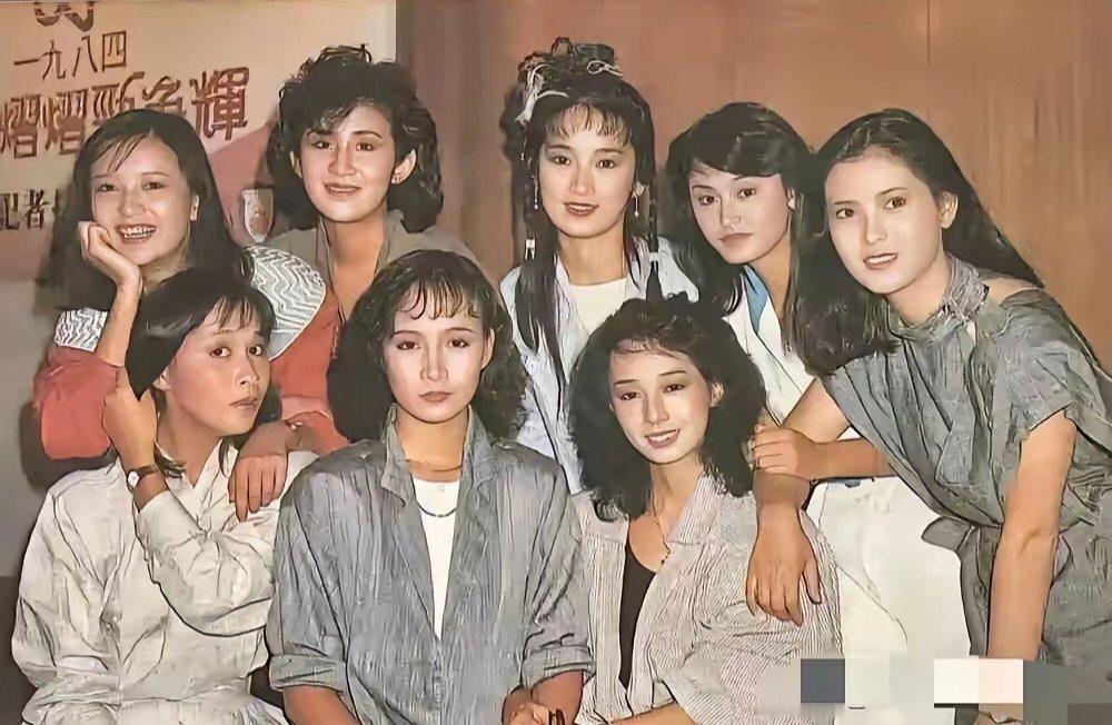 刘嘉玲那时候一看就是大陆妹，把手搭在刘嘉玲肩膀上的应该是翁美玲，都好漂亮​​​啊​