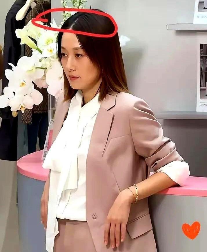 马伊琍顶着一头白发出现在金鸡奖红毯，这事儿在网上闹出了超过2亿的阅读量。她根本