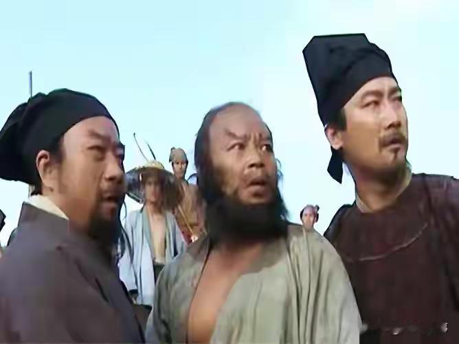 有个疑问，李逵用的兵器是板斧，宋军士兵大多用长枪和挠钩，他怎么就能轻易靠近他们，