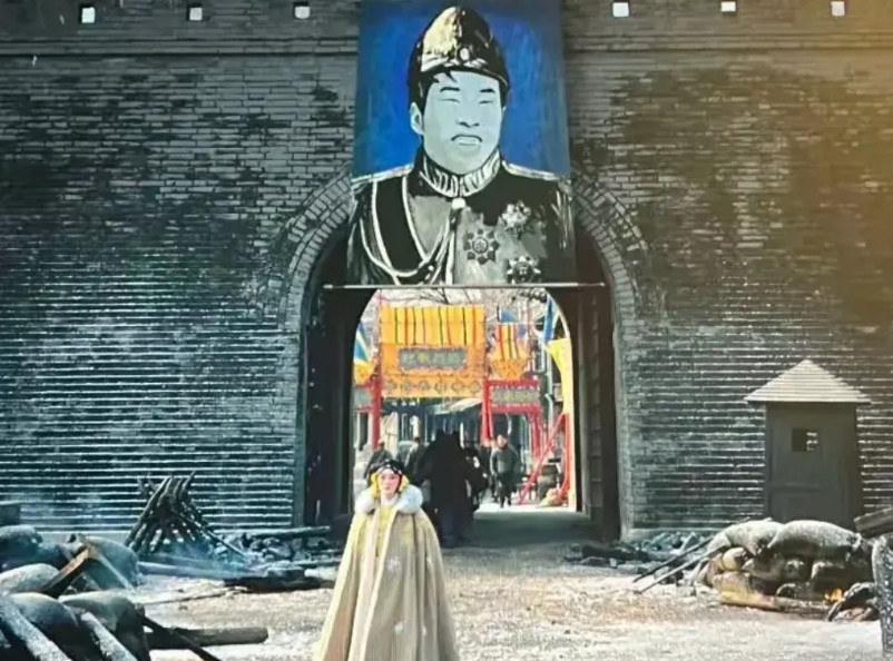 徐志胜一定会成为中国影史上的奇迹的。真人没出现只用了一张照片就登上了热搜，喜剧效