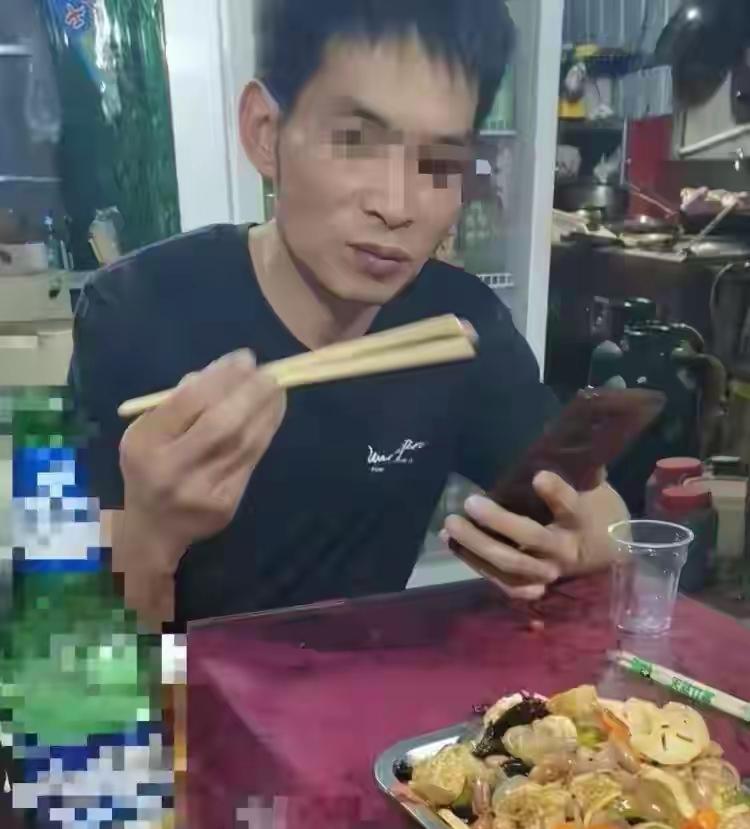 杀害发小一家三口的崔路路，心是真大。进去之前脸是长的，庭审的时候脸都圆了，长胖了