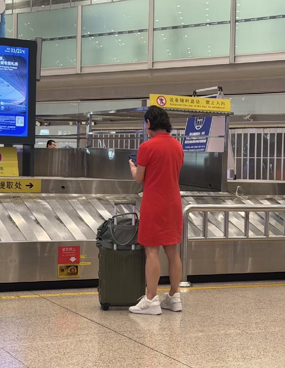 8月9日，陈冲独自现身北京机场被偶遇，她打扮很朴素，体态看着像老年人，不过手臂非