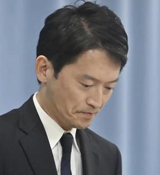 日本神户学院大学一位名叫上脇博之的法学教授径直走向检察机关，提交了一份控告文件，