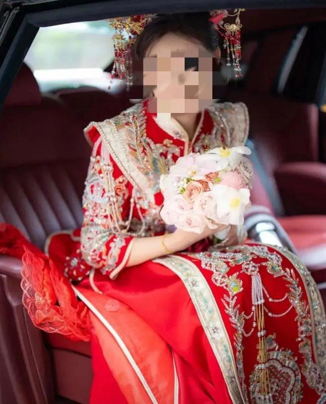湖北一场婚礼，新娘家陪嫁400万豪车加600万现金，零彩礼。婆婆在台上拿着话筒，