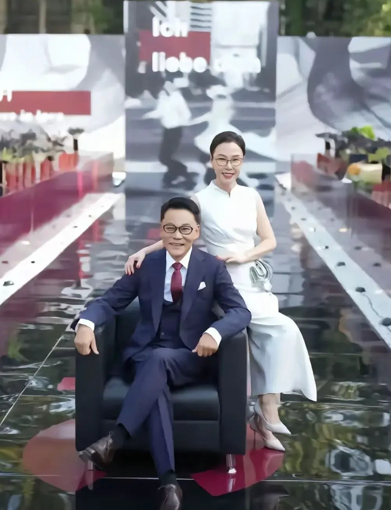这次的婚礼直接将李国庆以往不佳的形象更正过来了！起码他是个性情中人！尽管之前为了