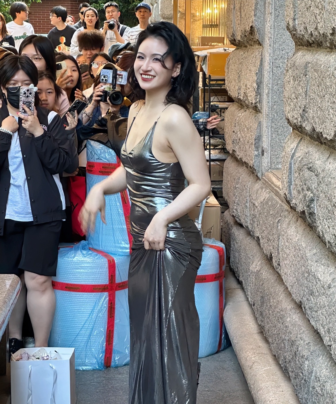 难怪那么多人喜欢她，确实是风韵犹存！有认识她的吗？