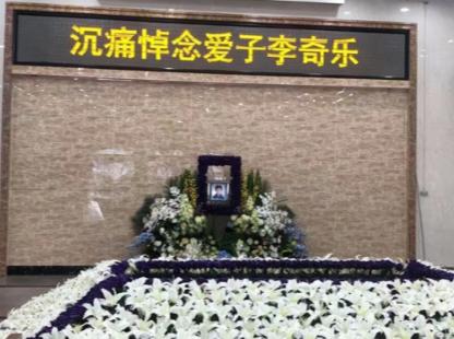 2003年，上海一男大学生意外去世，因欠下医药费被医院拒开死亡证明。17年间，遗