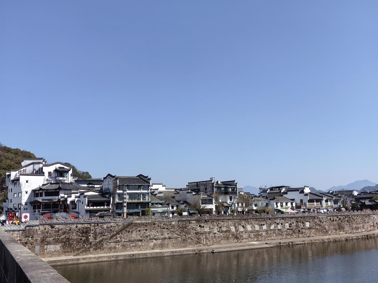 春节期间三天出行，住酒店费用如下：初二晚，如住婺源某大酒店，2017年装修，