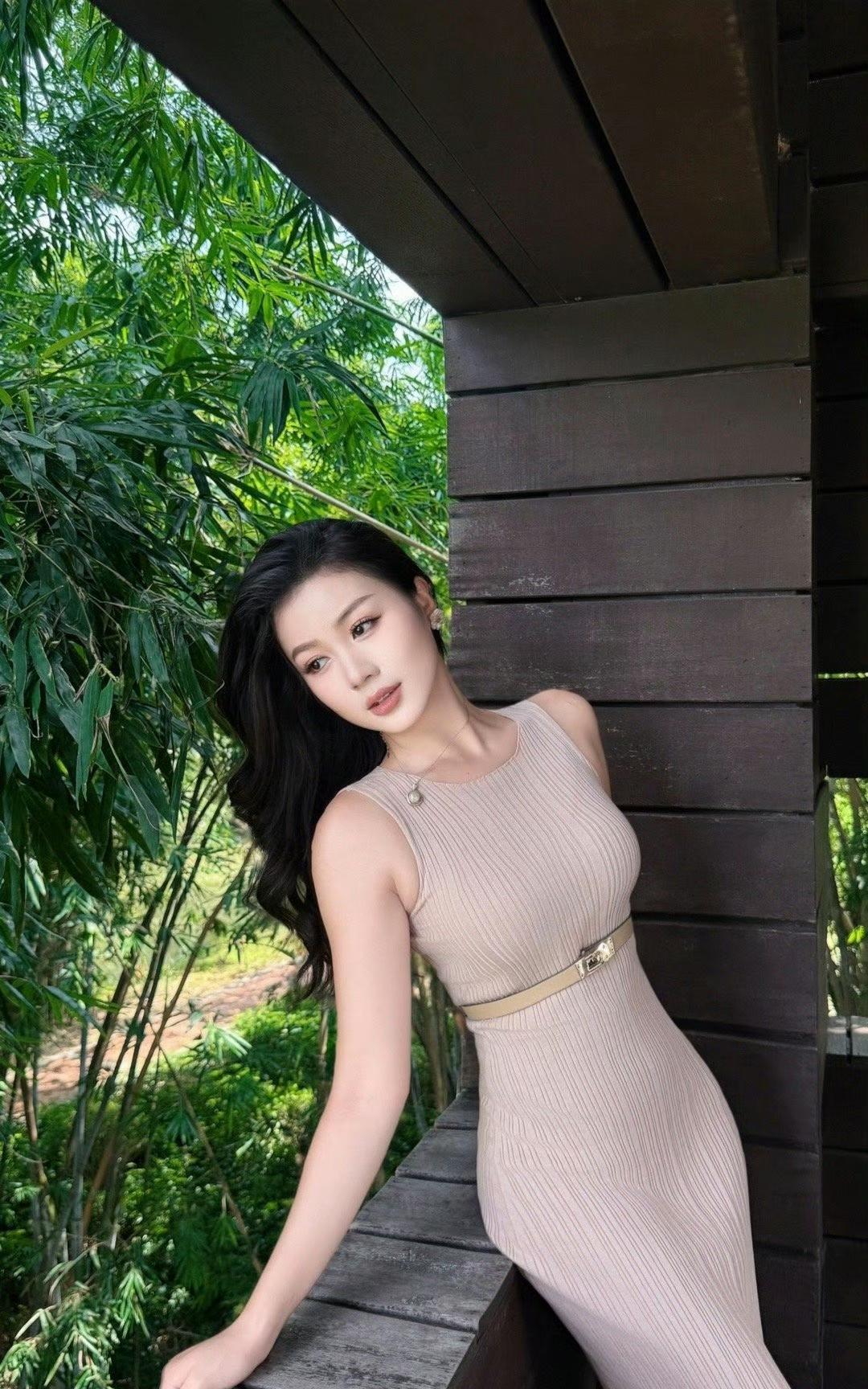 优雅绿植间，轻奢连衣裙，尽显迷人风姿
