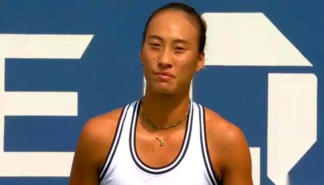 美网刚刚开打，郑钦文手里的签表，突然被撕开了一道口子。原本大概率要挡在第二轮的