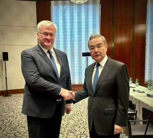 雪中送炭，中方将为乌克兰提供能源方面人道主义援助。2月13日乌克兰外交部长瑟比加