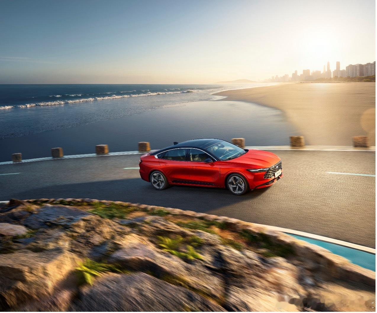 福特新蒙迪欧正式上市，作为中期改款车型，有以下亮点：1、共推出6款配置车型，售价