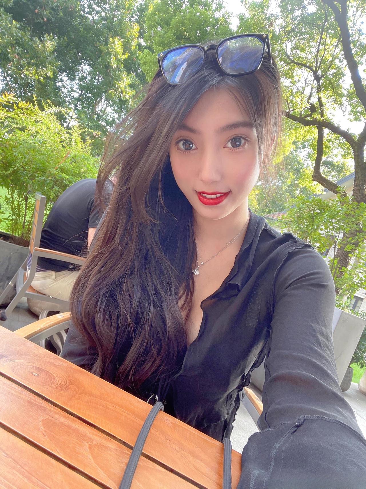 上热门心动的感觉穿搭御姐美女