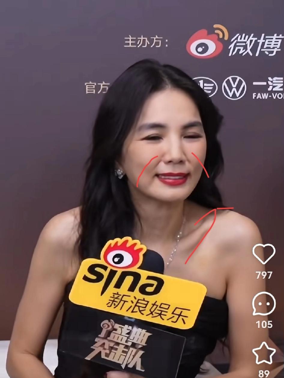 44岁的Ella给大家提了一个醒！大家有没有发现？SHE中，Ella也算是娃娃
