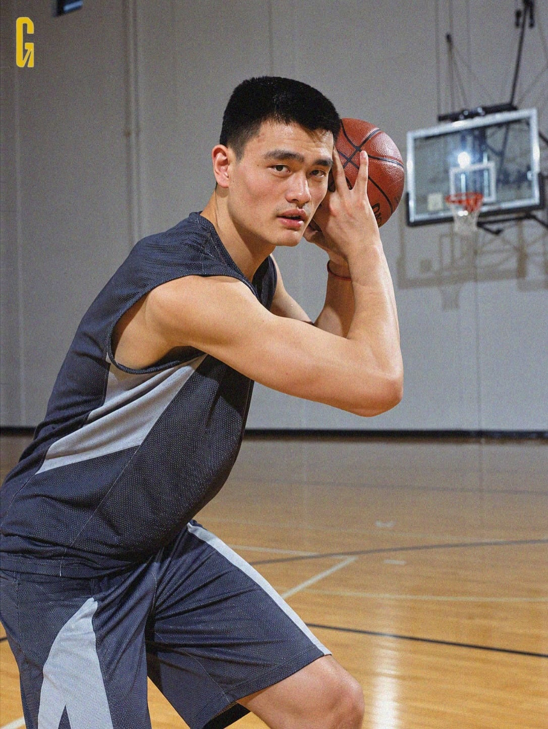NBAGrandeSports晒出了一组姚明NBA生涯的老照片。看着这些照片