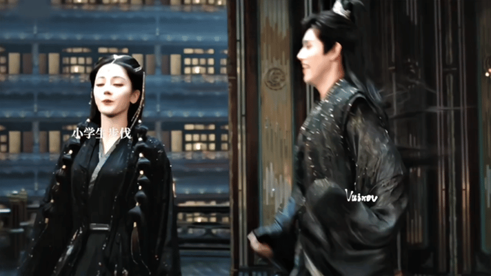 迪丽热巴回应女鬼一白日提灯追剧团白日提灯追剧团现场热巴被夸贺思慕演得好，体态台