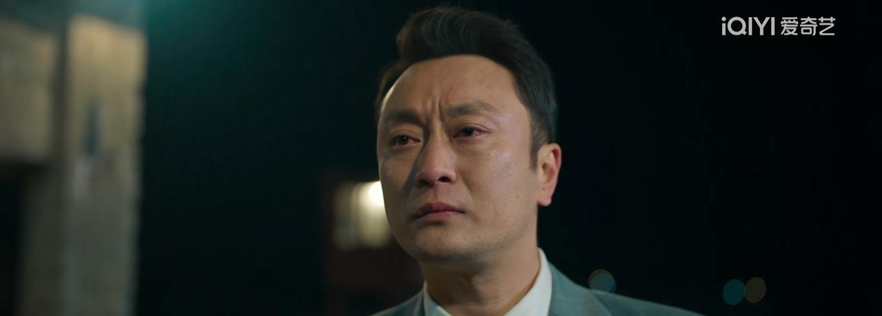 三枪。胸口一枪。头两枪。赵鹏血溅在刘天也新买的Polo衫上。弹幕瞬间空了