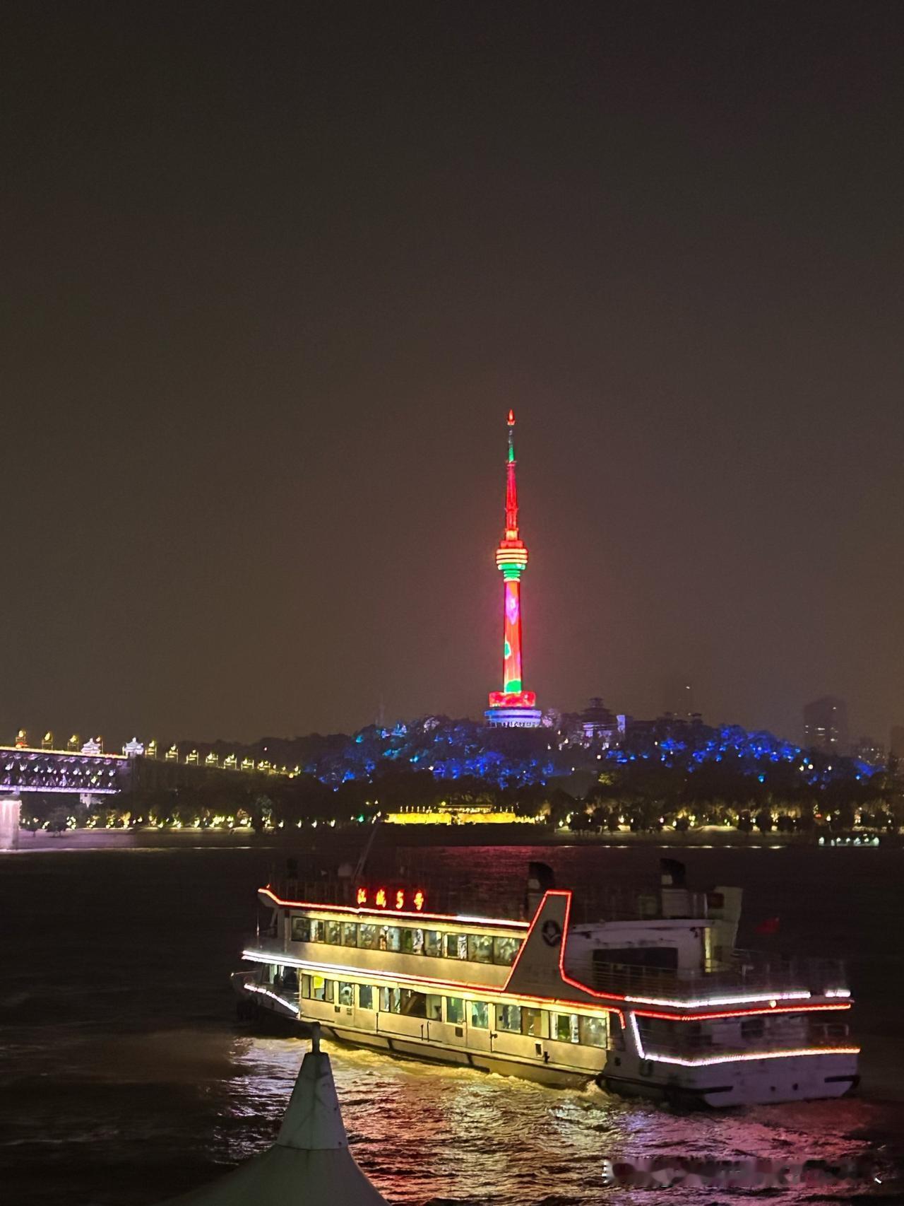 再也不想跟孩子出门旅游了。月初孩子休年假，带我出去旅游了。为了不扫孩子的兴，我