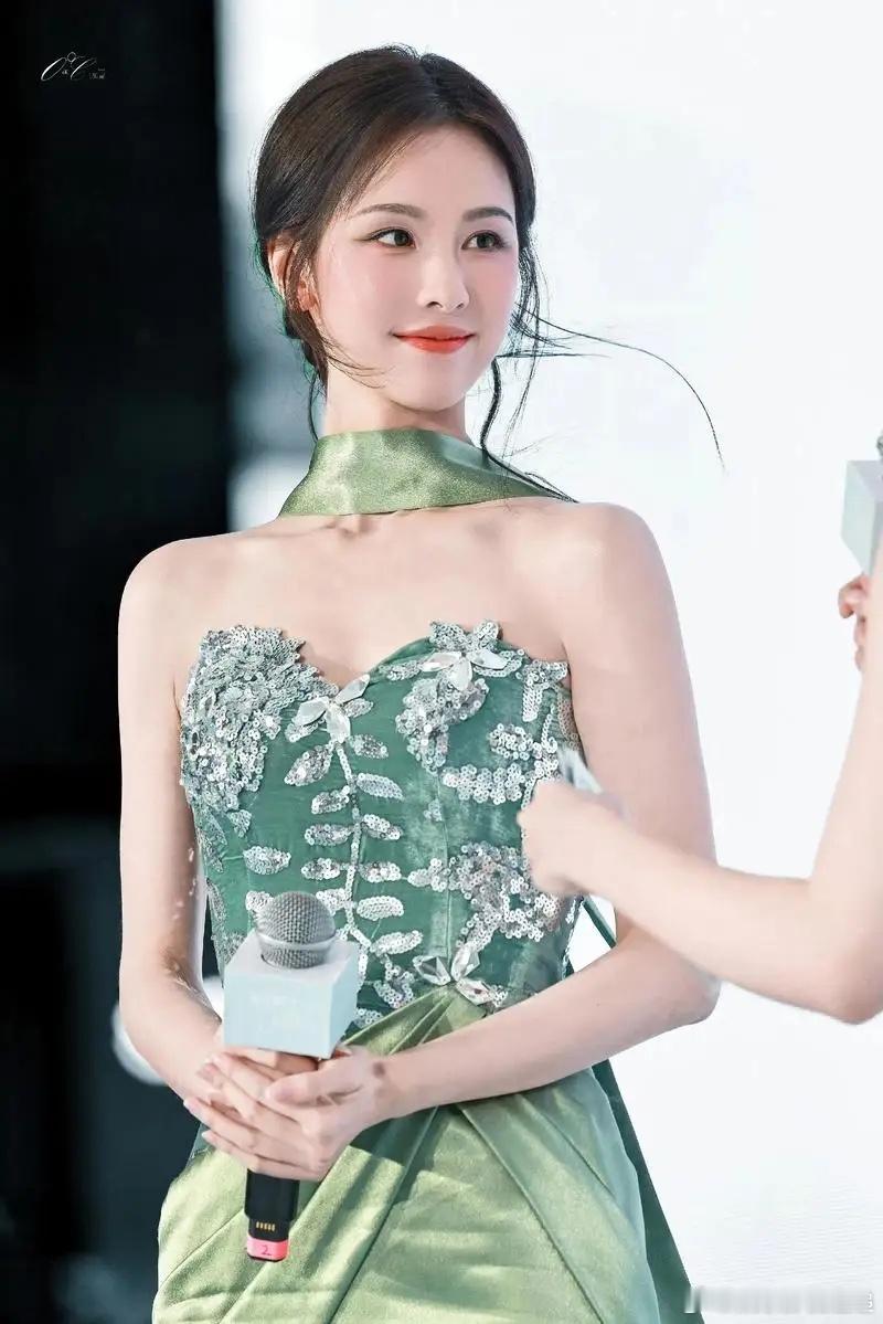 最近看到采访陈都灵，她这样说，我不觉得大家是非要卯着一股劲去争男一或者女一。不管