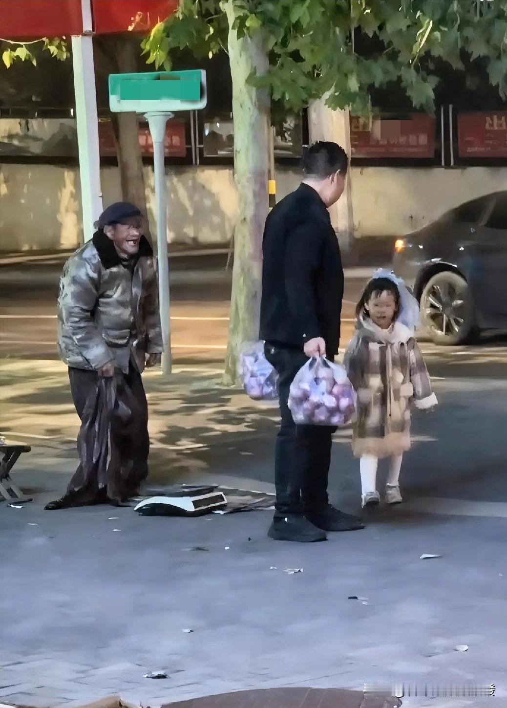 晚上9点多女子和老公女儿一块开车回家途中老公突然让女子掉头回去。原来老