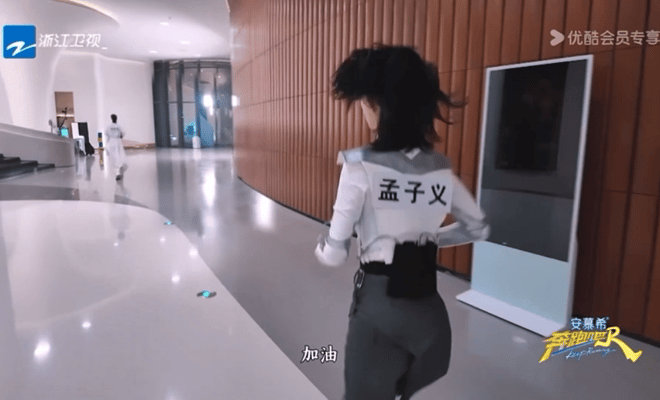 白鹿怎么这么像一个表情包啊？[捂脸哭]​​​