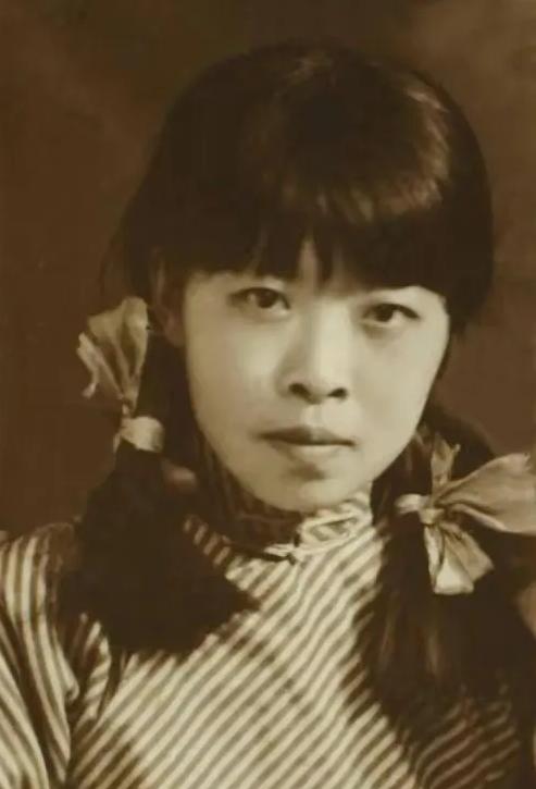 1932年夏天，哈尔滨突遇洪灾，一个漂亮女人从旅馆三楼顺着绳子逃出来，谁也不会想