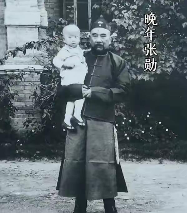 1881年，27岁张勋如愿娶了14岁曹琴，洞房花烛夜，张勋一把搂住曹琴说：“你和