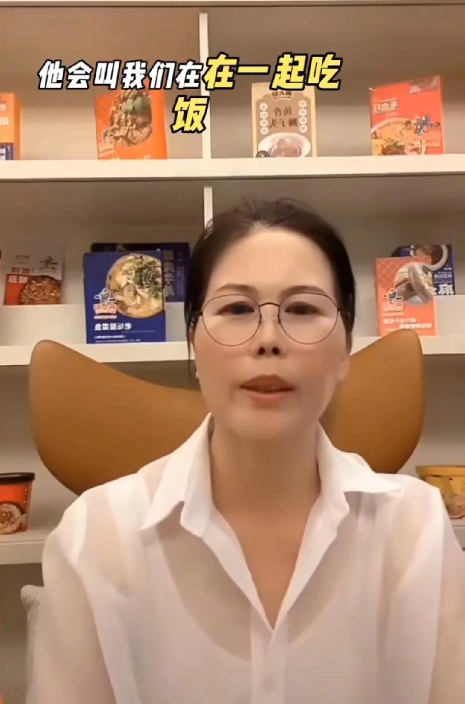 小杨阿姨说了实话汪小菲家的小杨阿姨说:“我离开老板啥也不是，我在他家打工，最起