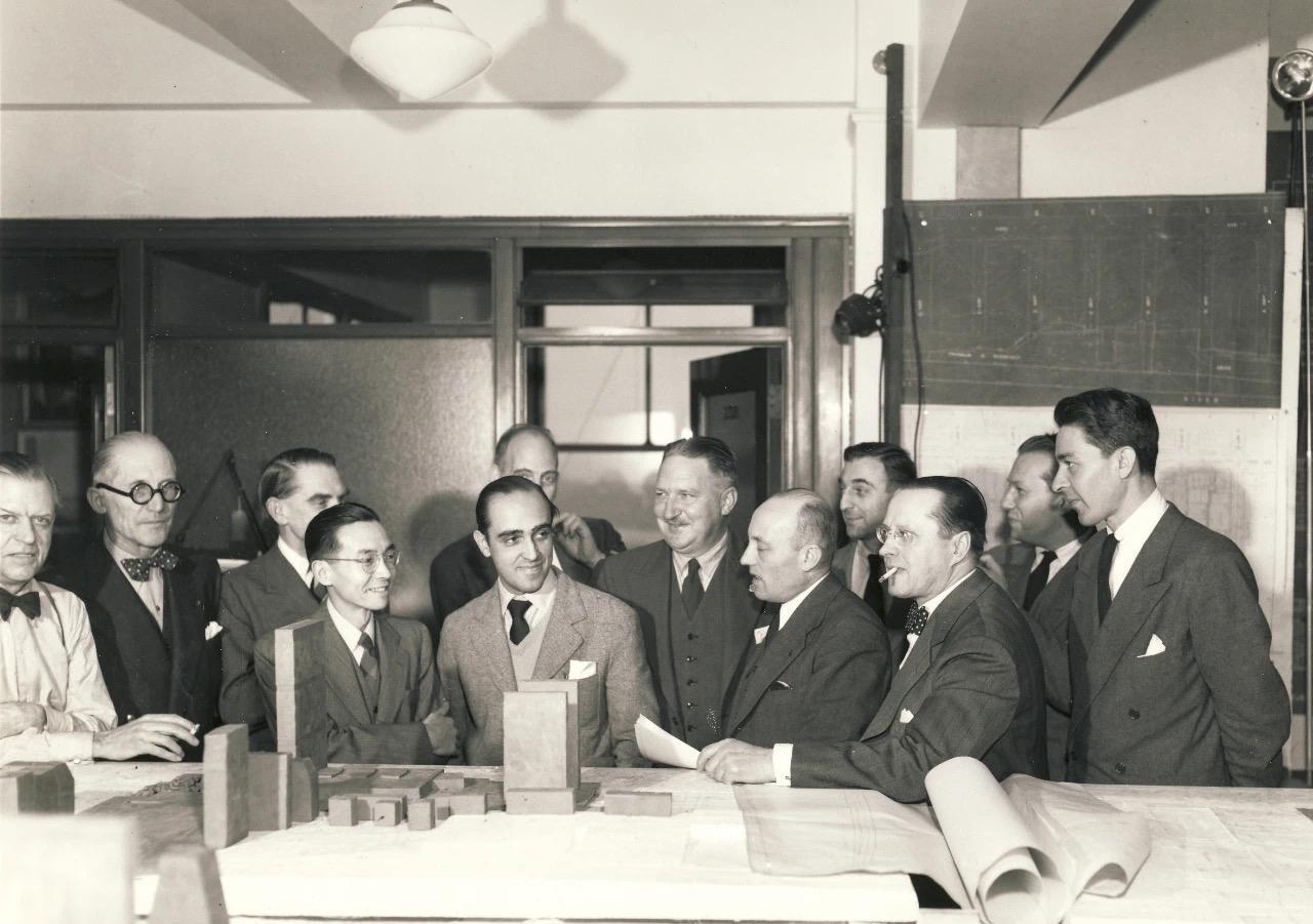 1946年，联合国成立后急需永久总部，美国洛克菲勒家族捐赠了纽约东河沿岸的土地。