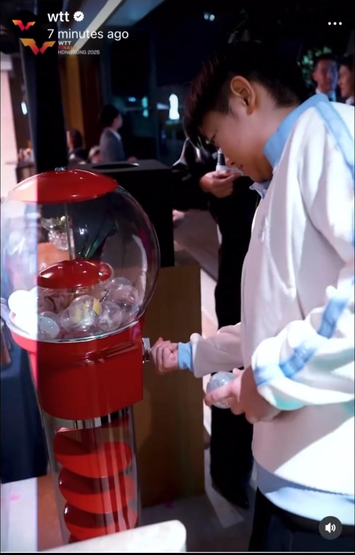 莎莎在香港玩的很好，总决赛也一点不紧张，快乐乒乓球，她哥楚钦整个i人，举着牌子在