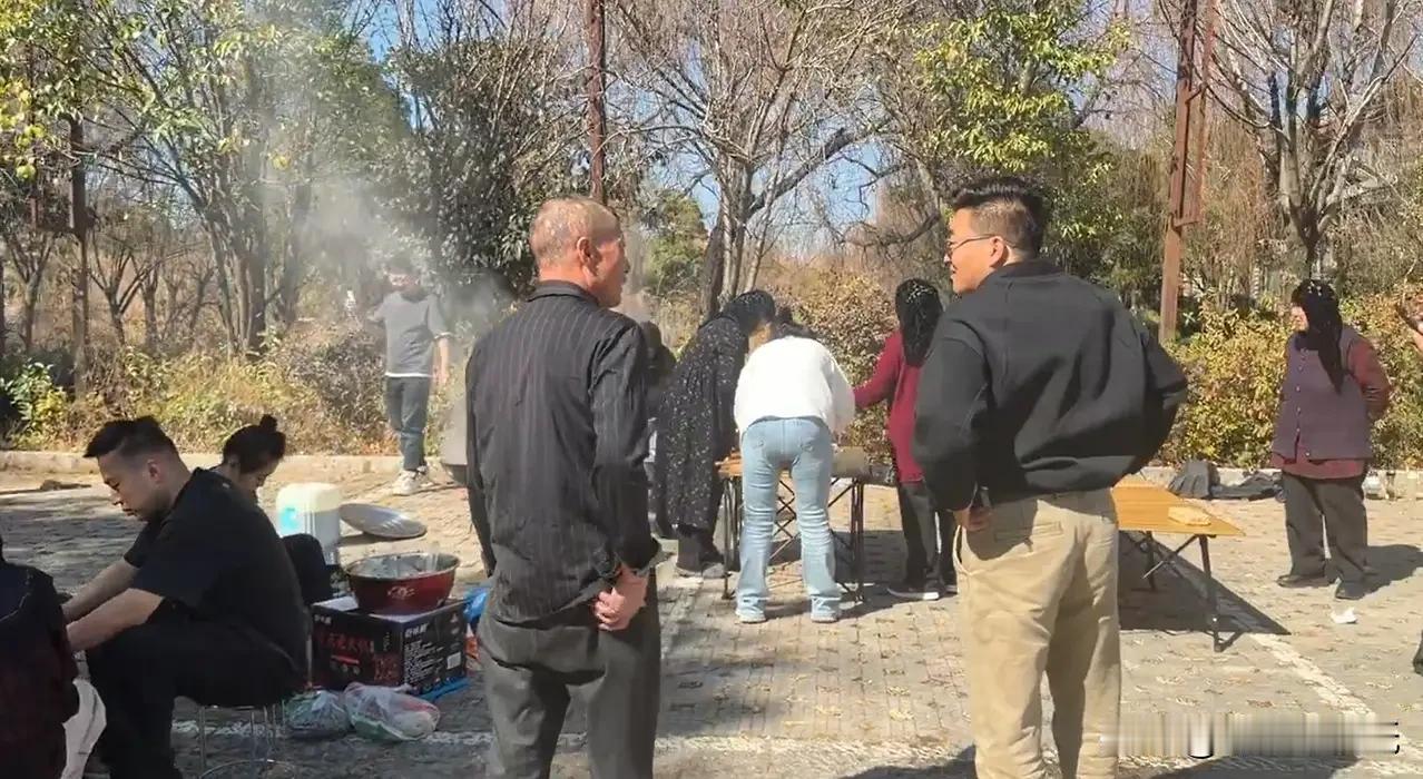 35口人挤满大巴！青海一家春节外出自驾游，17个娃7个老人，网友：羡慕又担心。