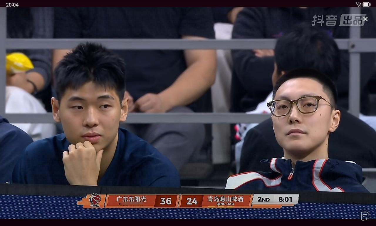 胡明轩轮休看球，杜锋就对裁判和焦泊乔无语，笨小孩球商让人叹息杜锋上半场吃技犯