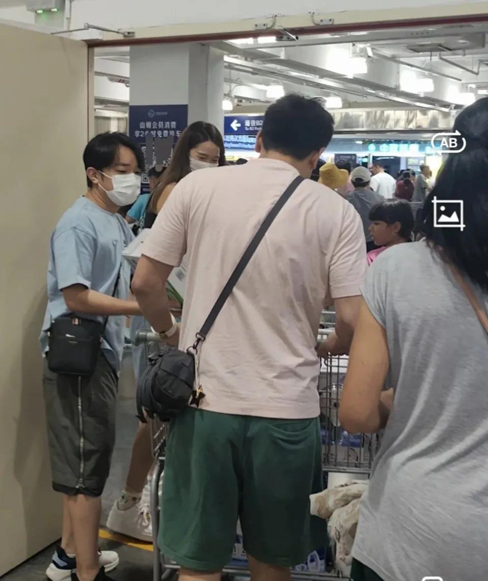 王祖蓝夫妇带着女儿一起到珠海山姆超市购物，李亚男的身材真好，皮肤又白，长得好漂亮