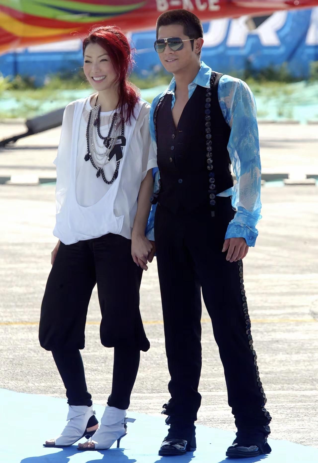 2004年，郭富城与郑秀文在香港某记者会上的合影，郭富城戴着墨镜，和短发造型，我