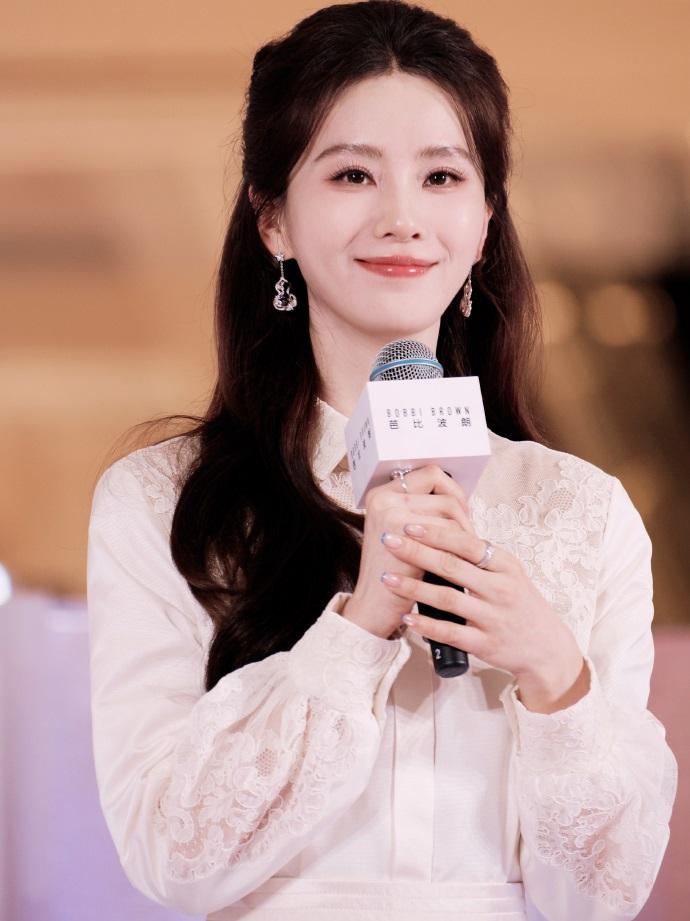 今天刘诗诗在出席时尚活动的时候搭配了一身白色的裙子，看上去像个迷人的仙女。刘