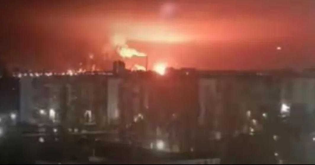 乌军无人机又浩浩荡荡出发了，奔赴他们的好大邻。这次目标是俄罗斯的萨拉托夫炼油厂、