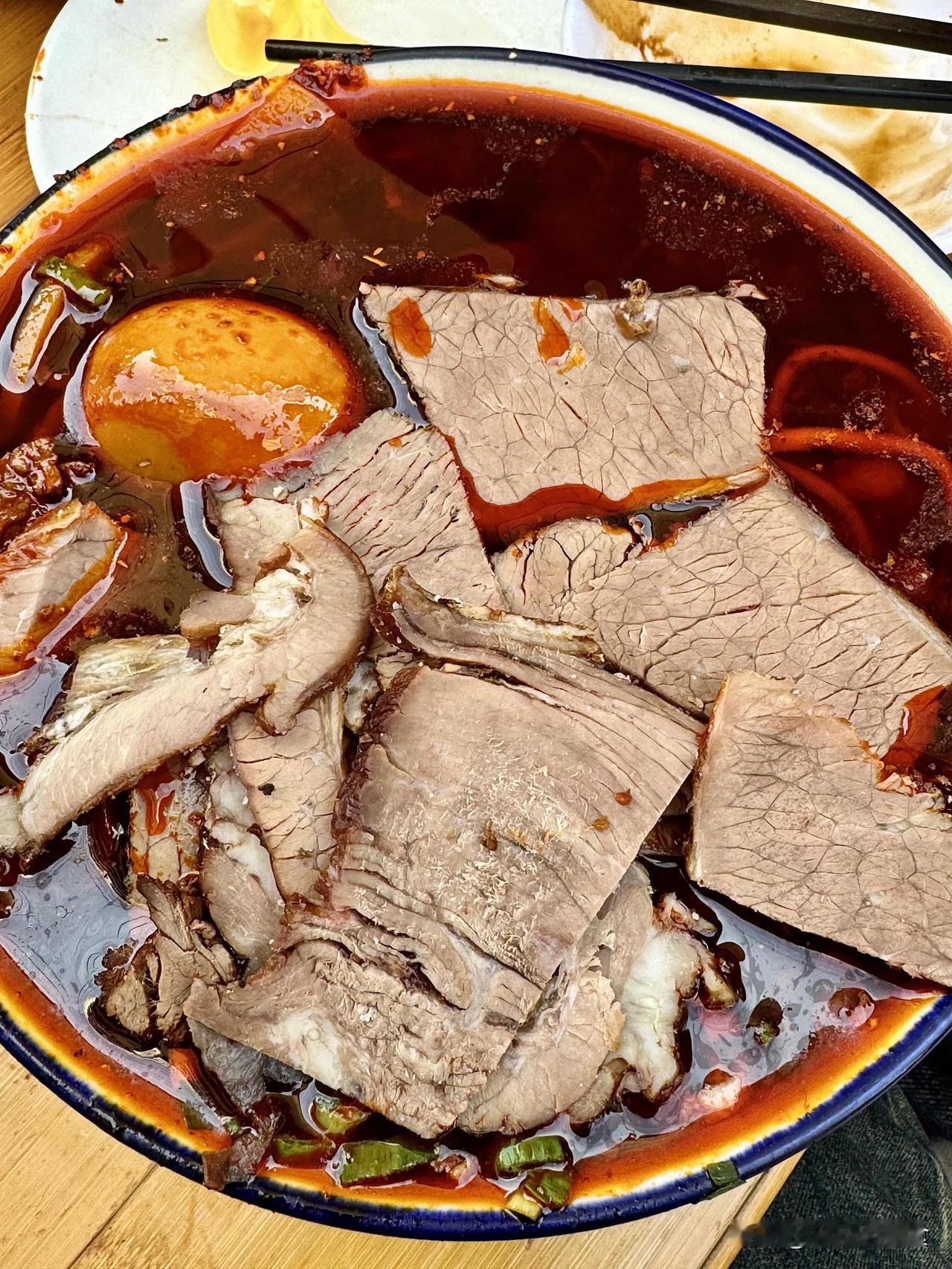 乌鲁木齐牛肉面卷疯了！6-8元还送蛋非连锁面馆太难了乌鲁木齐的牛肉面市场