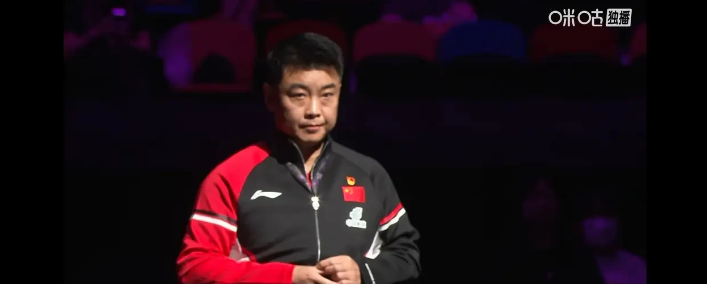 王皓尴尬无助得像小孩一样抠手！他怎么也想不到澳门冠军赛我们的全锦赛冠军黄友政