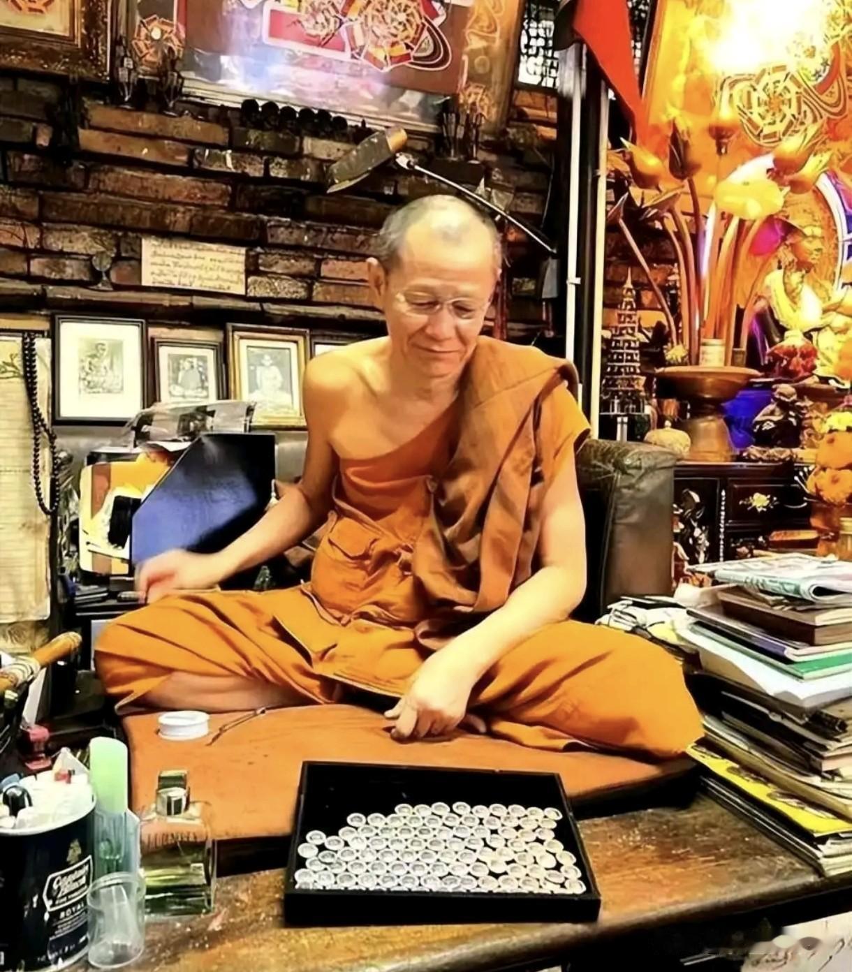 高僧恋美色，更贪金银财。[祈祷][微风