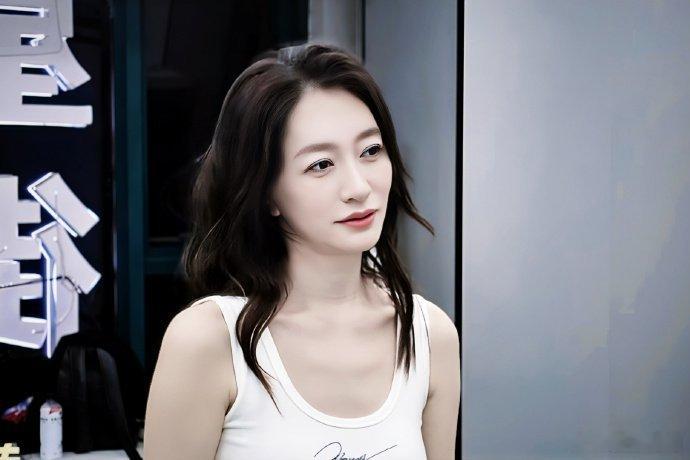 逆光之下李小冉身姿优雅，光影氛围感拉满，气质温婉从容，舞台画面格外治愈好看李小冉