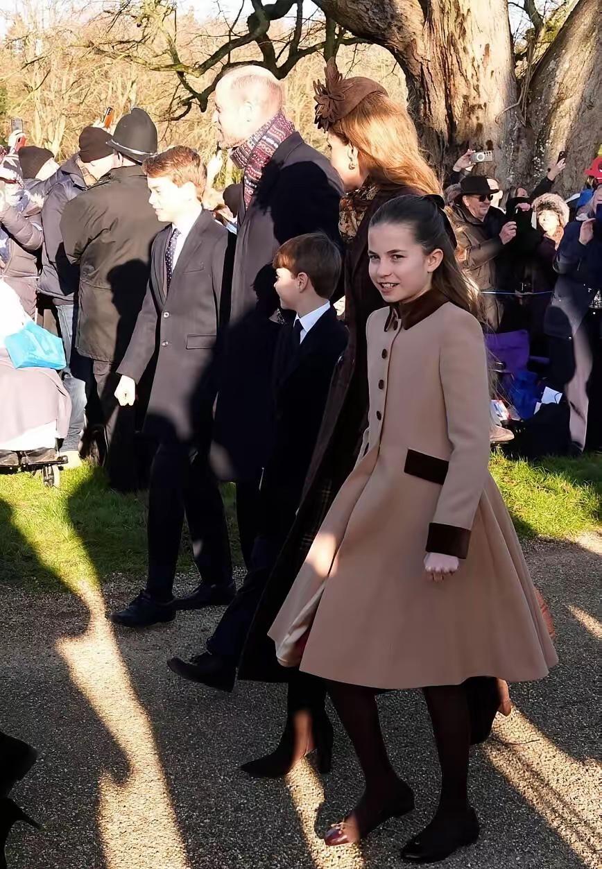 夏洛特公主圣诞节装扮，温莎一家现在都在森德厄姆庄园过圣诞节，今天是去教堂做礼拜的